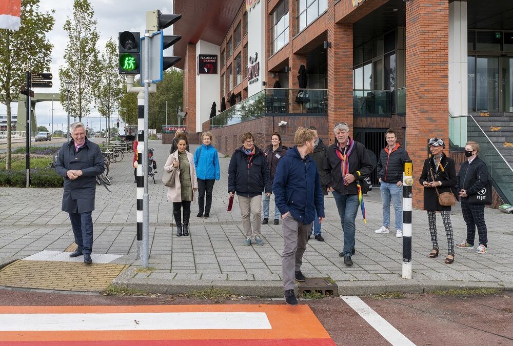 LHBTI-vriendelijke verkeerslichten bij regenboogzebrapad