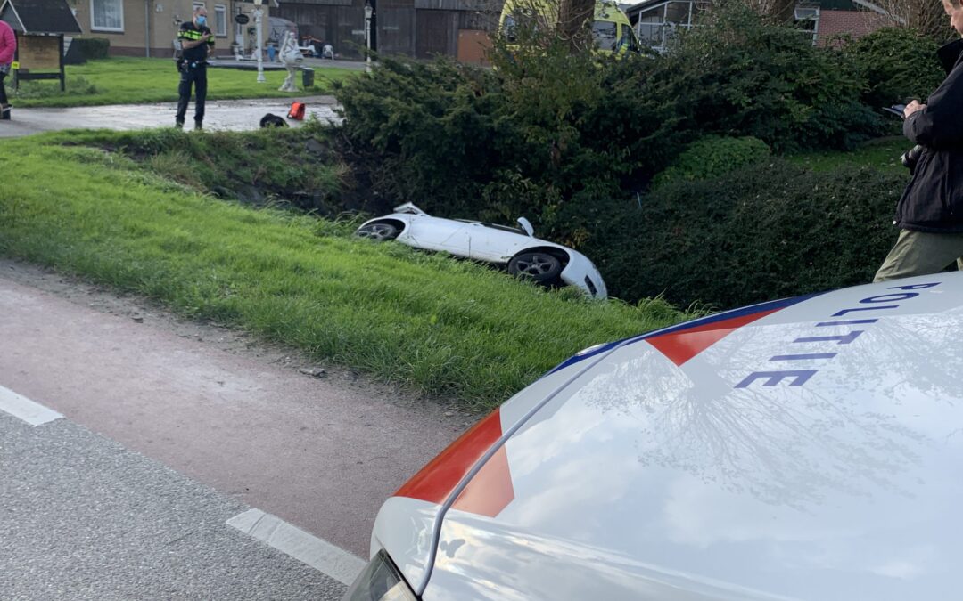 Auto te water op de Veertweg