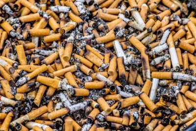 ‘Hier met je peuk’: Langedijk en Heerhugowaard gaan de strijd aan tegen peuken