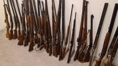 Veel wapens gevonden man 71 aangehouden