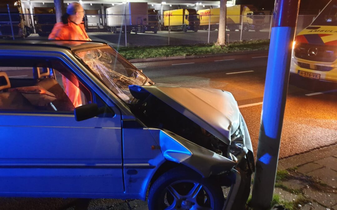 Automobilist knalt tegen lantaarnpaal passagiere naar ziekenhuis