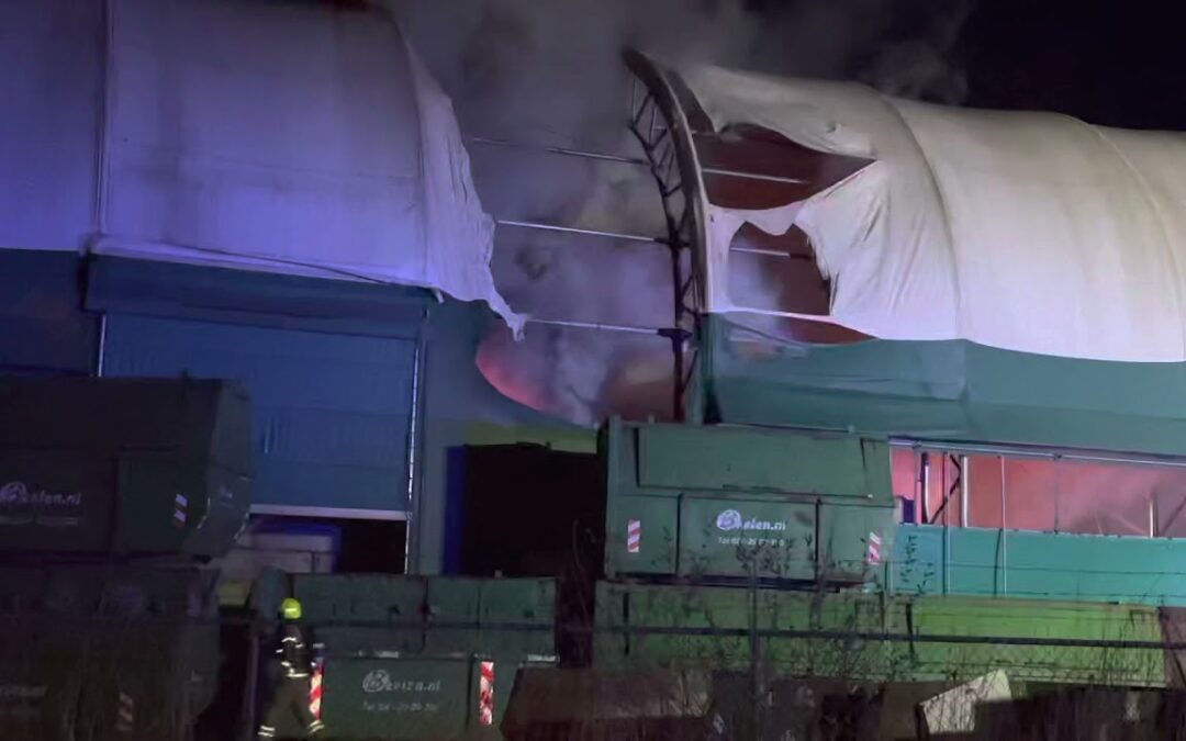 Grote brand bij afvalverwerkingsbedrijf Beelen in Heerhugowaard