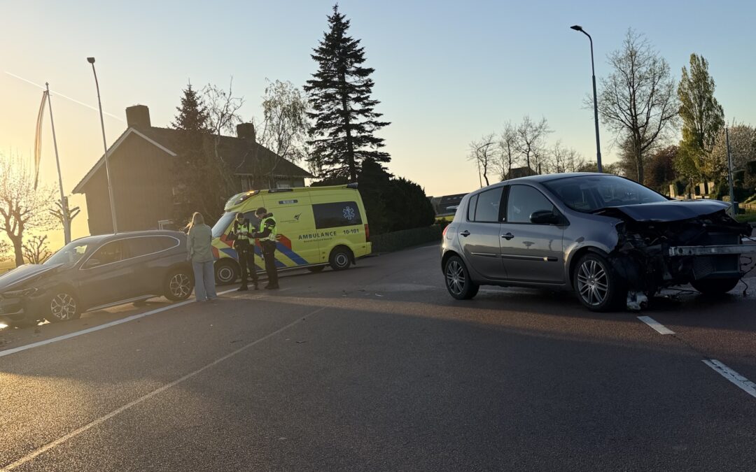Twee auto’s zwaar beschadigd bij botsing in Opmeer